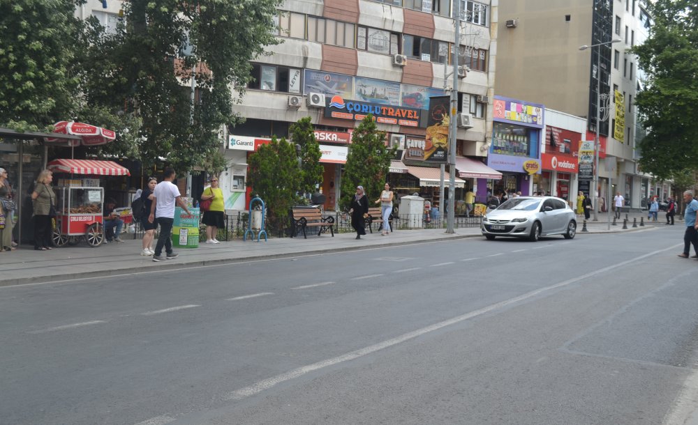 Omurtak Caddesi'ndeki Yazılar Ve Yol Çizgileri Silinmiş!