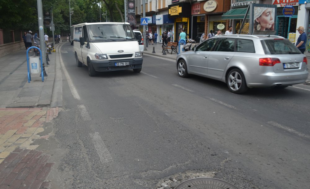 Omurtak Caddesi'ndeki Yazılar Ve Yol Çizgileri Silinmiş!