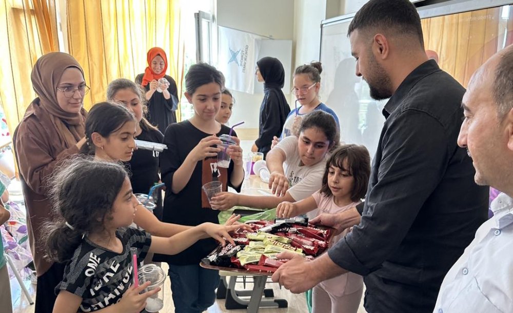 Ak Parti Yaz Okullarında İkramlarda Bulunuyor