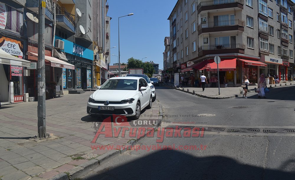 10 Lira Ücret Ödememek İçin Kaldırıma Araç Park Ediyorlar