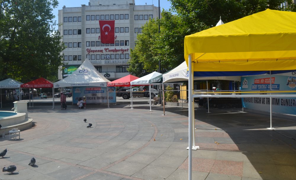 Cumhuriyet Meydanına Üniversite Tanıtım Stantları Konuldu 