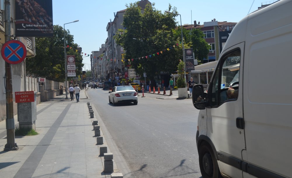 Kumyol Caddesi'nin Şerit Çizgileri Neden Çizilmiyor?