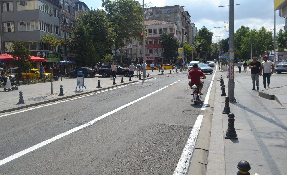 Kumyol Caddesi'nin Şerit Çizgileri Neden Çizilmiyor?