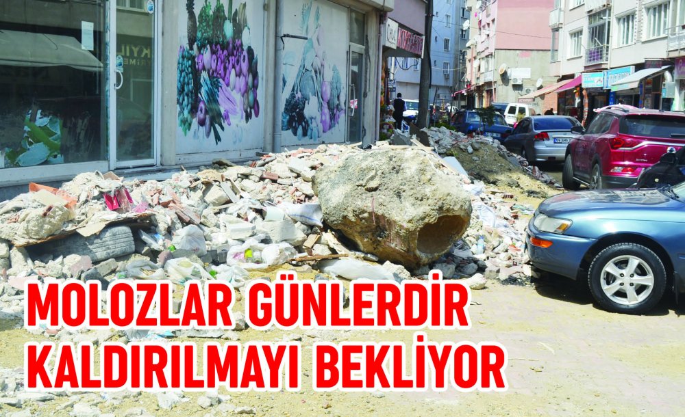 Molozlar Günlerdir Kaldırılmayı Bekliyor