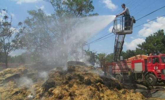 2 Ton Buğday Ve 2 Bin 500 Saman Balyası Kül Oldu