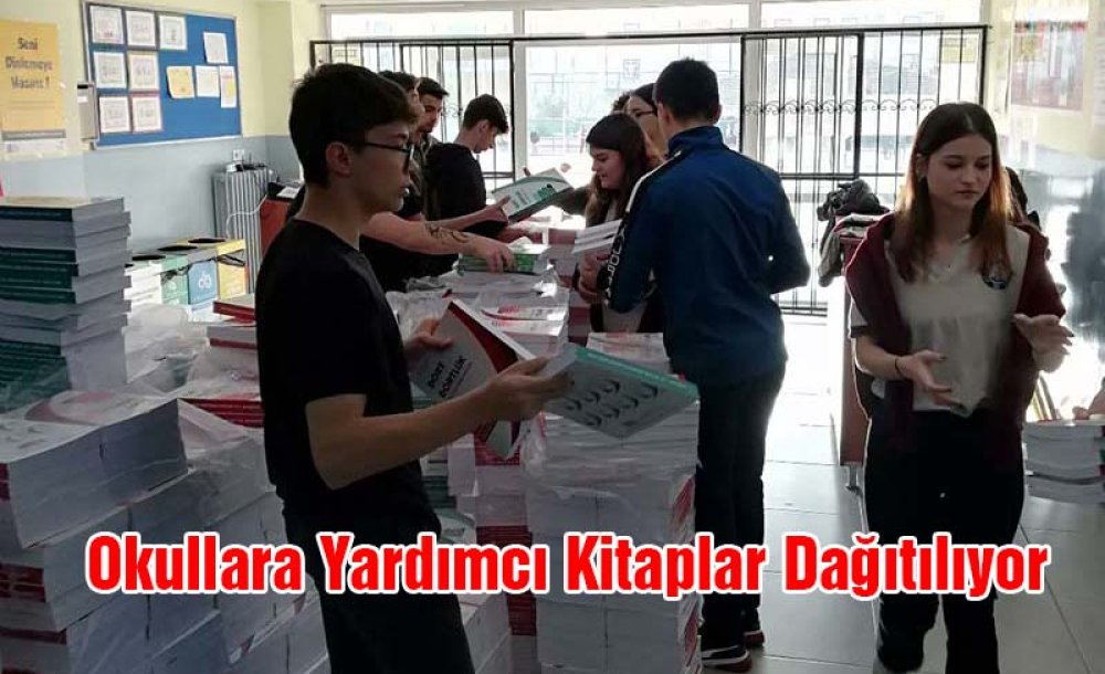 Okullara Yardımcı Kitaplar Dağıtılıyor 