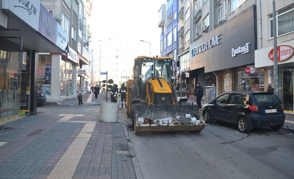 Yolda Oluşan Çukur Teski̇ Tarafindan Kapatildi 