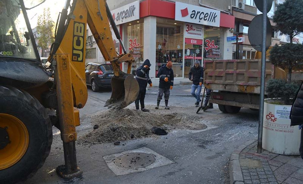 Yolda Oluşan Çukur Teski̇ Tarafindan Kapatildi 