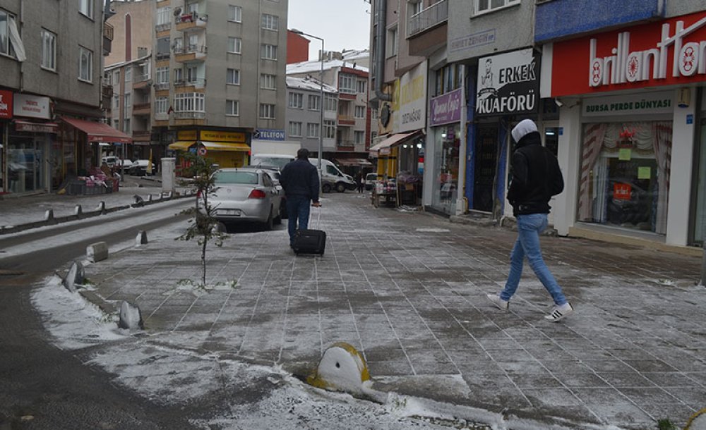 Ara Sokaklar Buz Pistine Dönüştü 