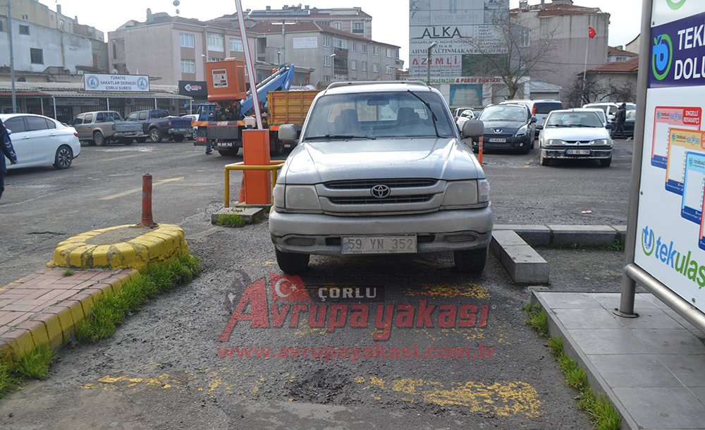 Yaya Geçidine Araç Parkı Tepki Çekiyor