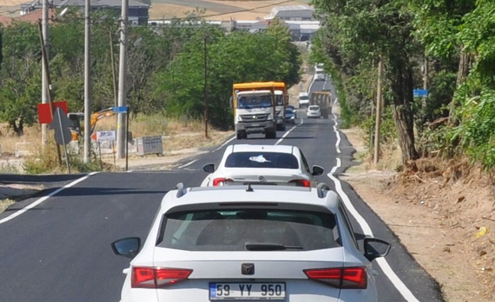 Kamyonların Cirit Attığı Yol Çok Dayanmaz!