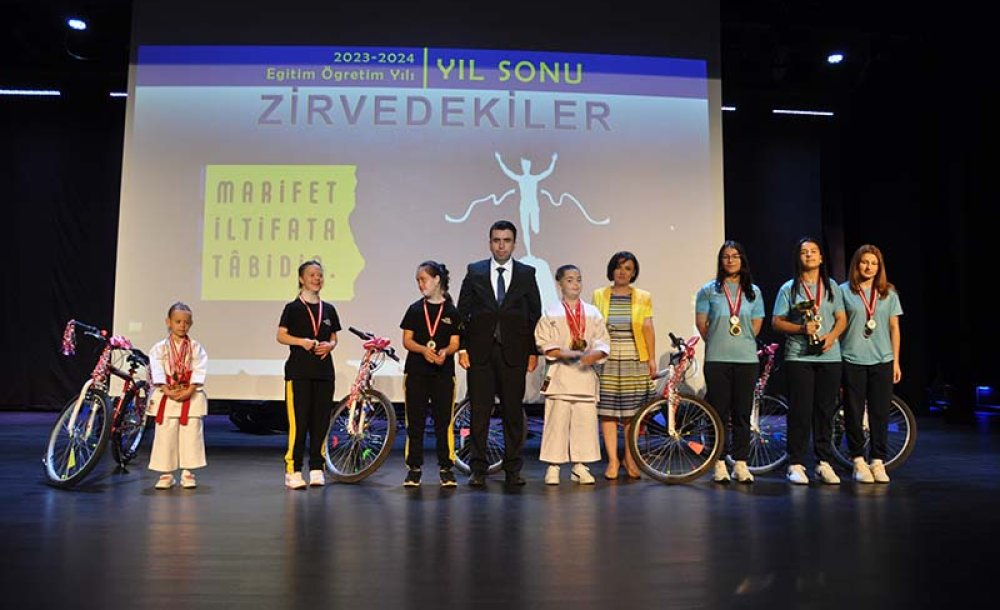 ‘Zirvedekiler' Ödül Töreni Düzenlendi 