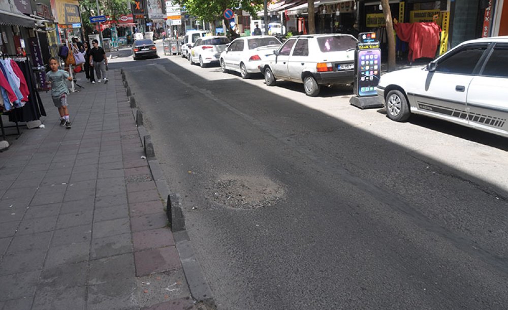 Belediye Günlerdir Yapmayınca Esnaf Kendi Yaptı 