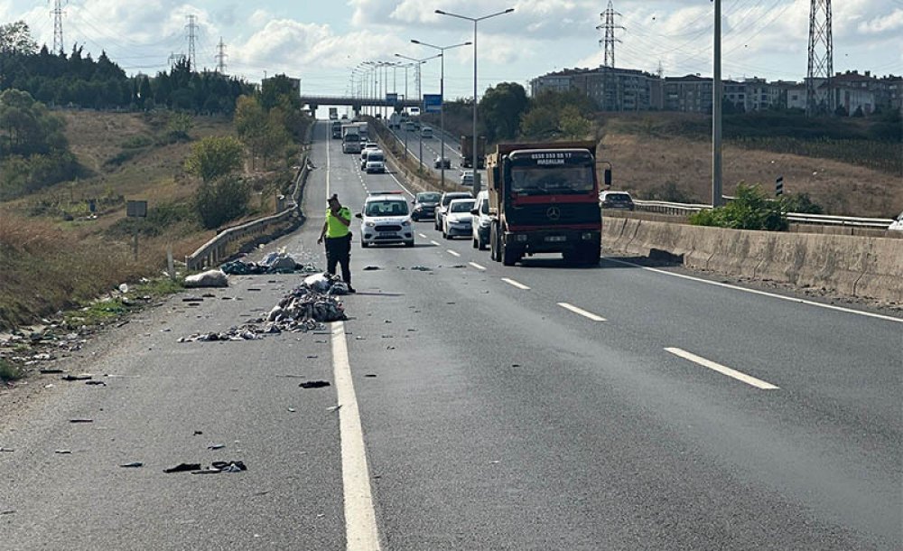 Kamyondan Dökülen Kumaşlar Tehlike Saçtı 